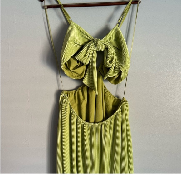 VICI GREEN Hollywood Dreams Pleated Tie Back Midi Dress - Picture 5 of 7